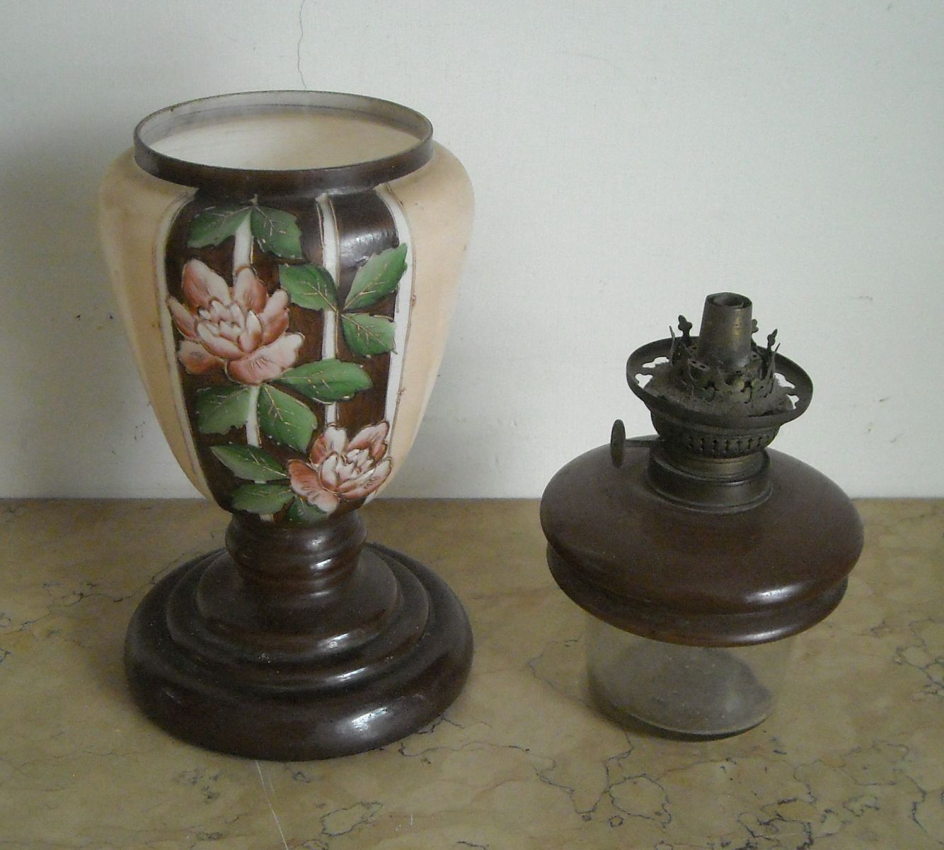 Bella Lampada Da Tavolo, Antico Lume A Petrolio, Liberty, Vetro Dipinto Floreale immagine 4