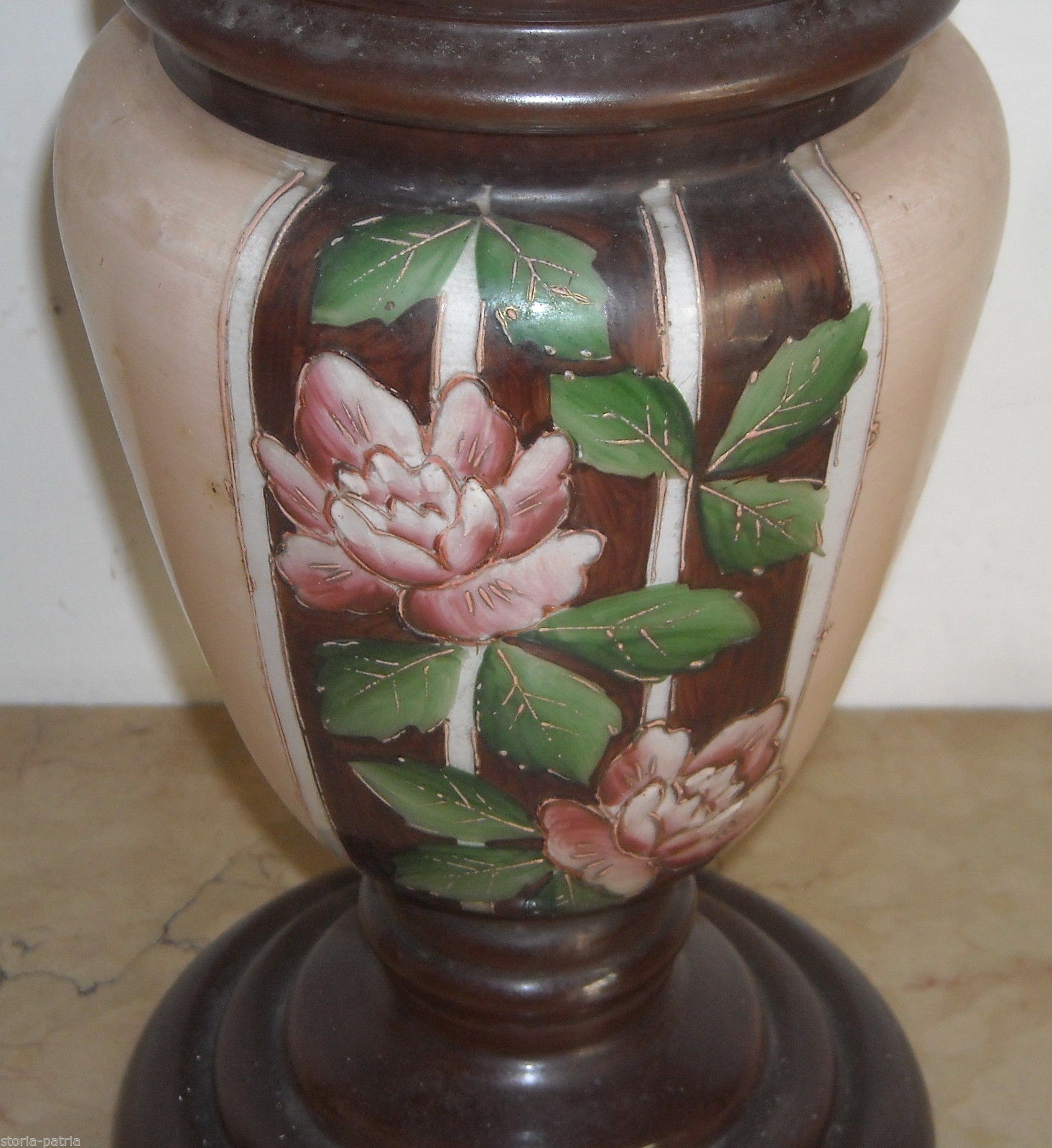 Bella Lampada Da Tavolo, Antico Lume A Petrolio, Liberty, Vetro Dipinto Floreale immagine 5