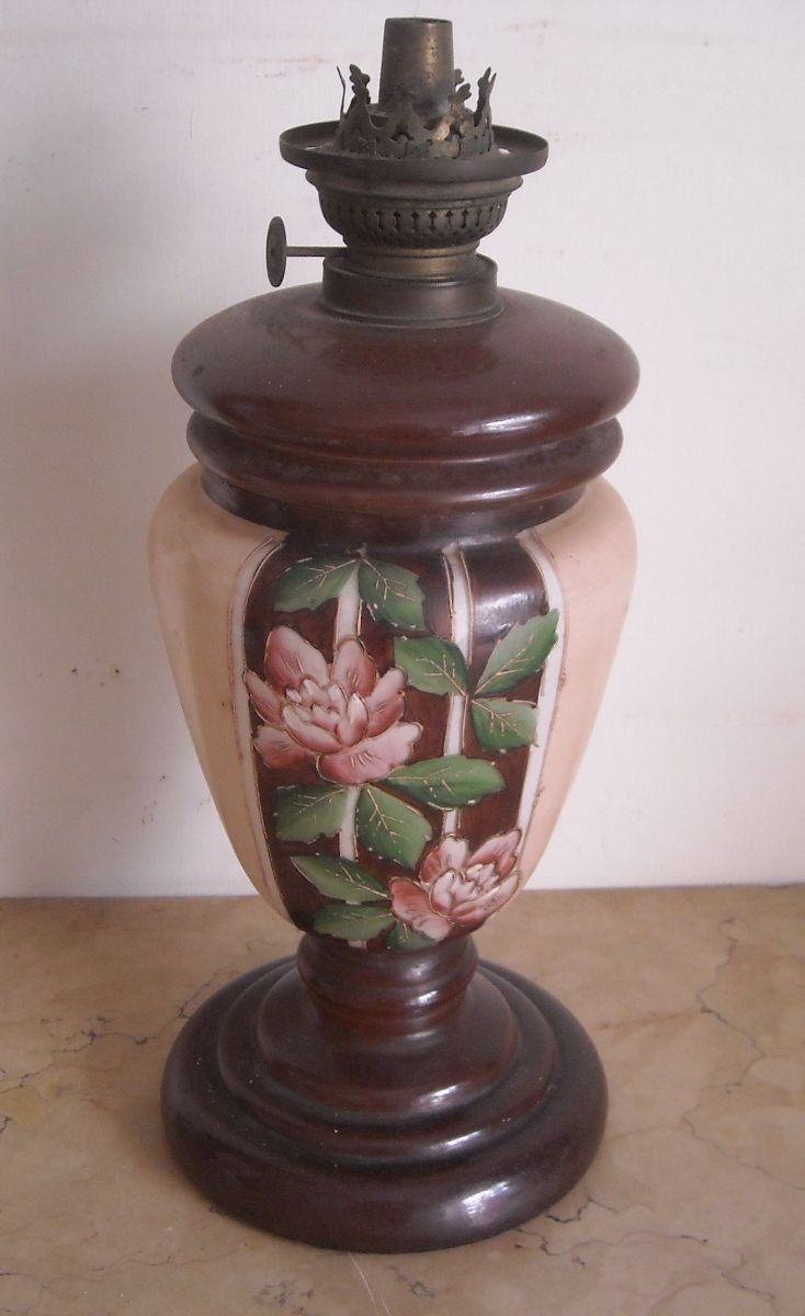 Bella Lampada Da Tavolo, Antico Lume A Petrolio, Liberty, Vetro Dipinto Floreale immagine 6