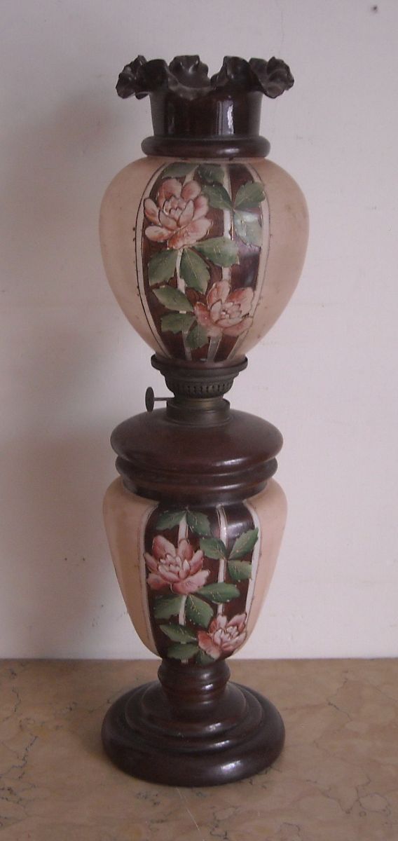 Bella Lampada Da Tavolo, Antico Lume A Petrolio, Liberty, Vetro Dipinto Floreale immagine 7