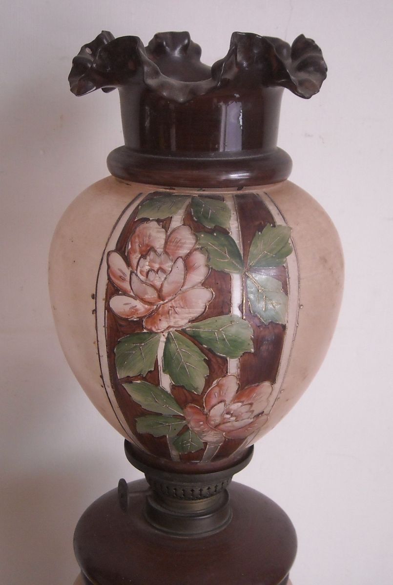 Bella Lampada Da Tavolo, Antico Lume A Petrolio, Liberty, Vetro Dipinto Floreale immagine 9