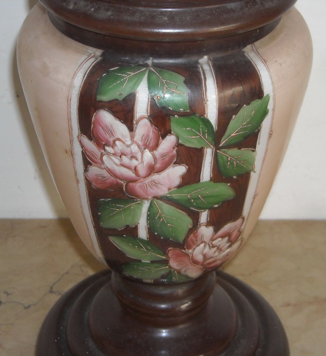 Bella Lampada Da Tavolo, Antico Lume A Petrolio, Liberty, Vetro Dipinto Floreale immagine 10