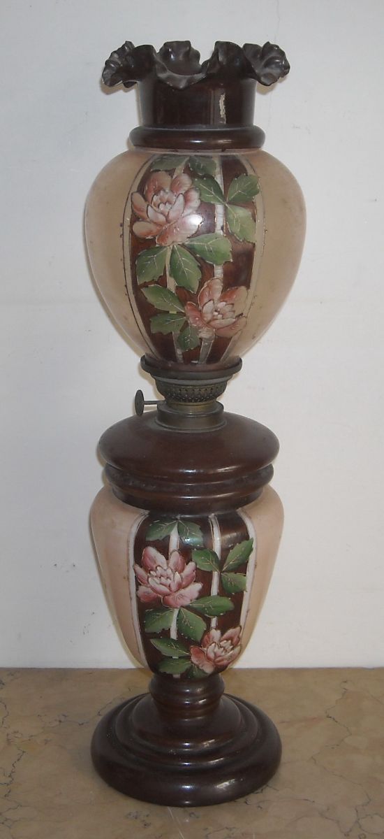 Bella Lampada Da Tavolo, Antico Lume A Petrolio, Liberty, Vetro Dipinto Floreale immagine 12