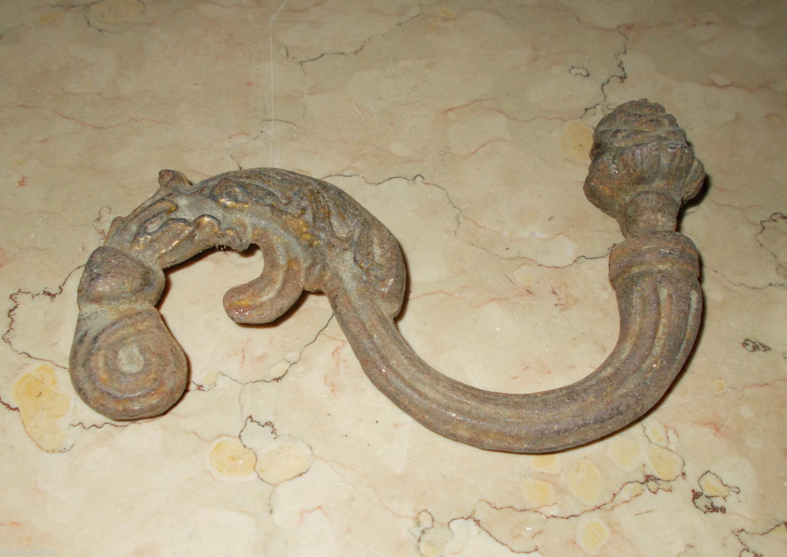 Decorativo Ferro, Artistica Fusione, Con Piccola Pigna, Uso Applique O Per Tenda immagine 1