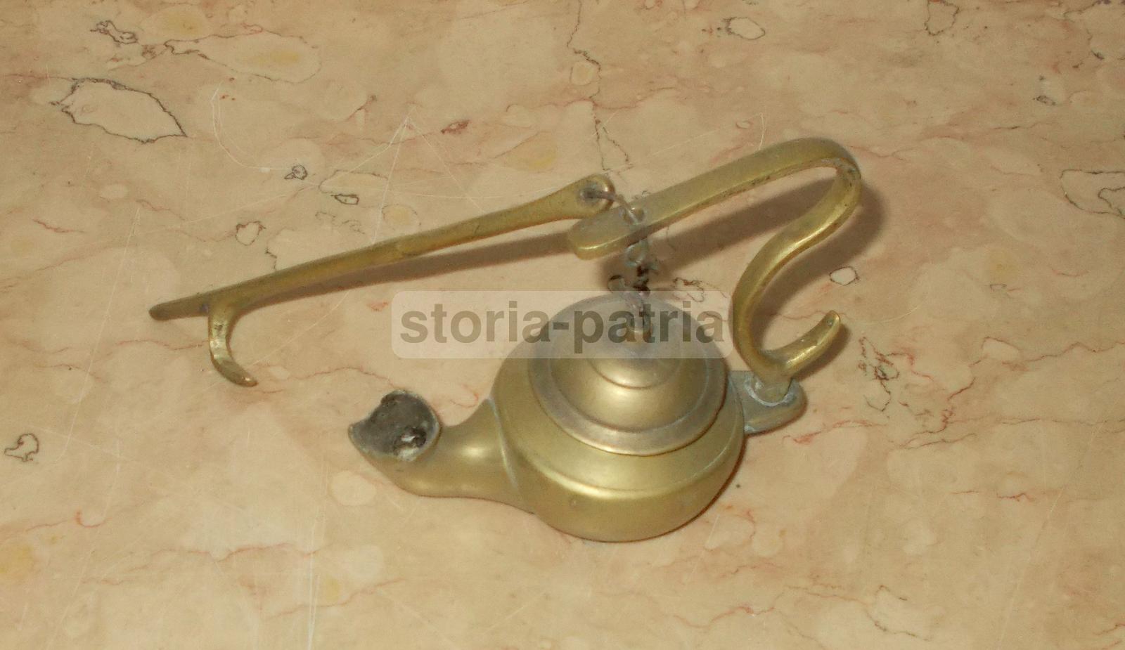 Graziosa Antica Lampada Ad Olio, Lucerna Da Collezione, Decorativo Soprammobile immagine 3