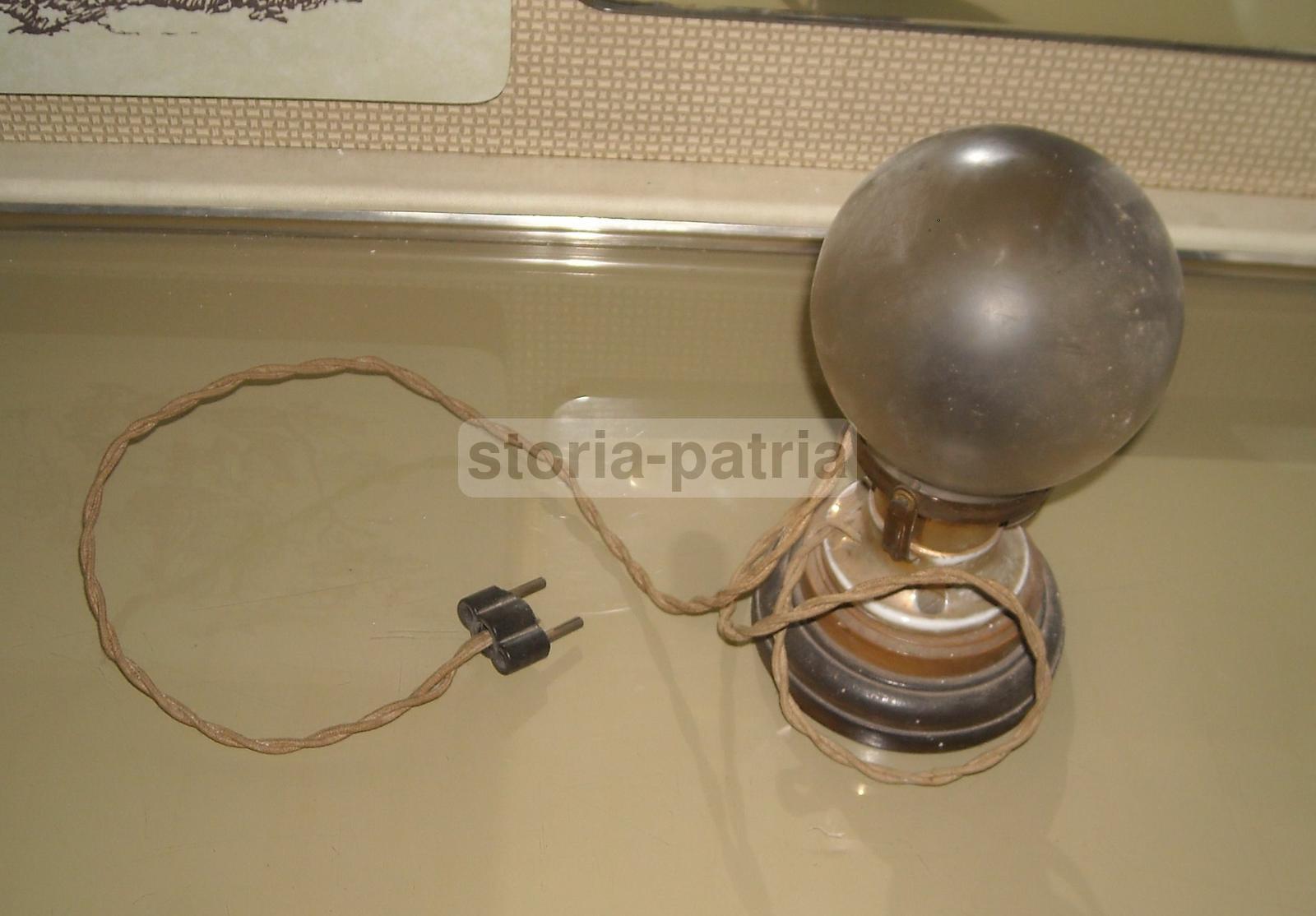 Graziosa Antica Lampada, Da Comodino O Scrittoio, Con Globo Vitreo, Base Lignea immagine 1