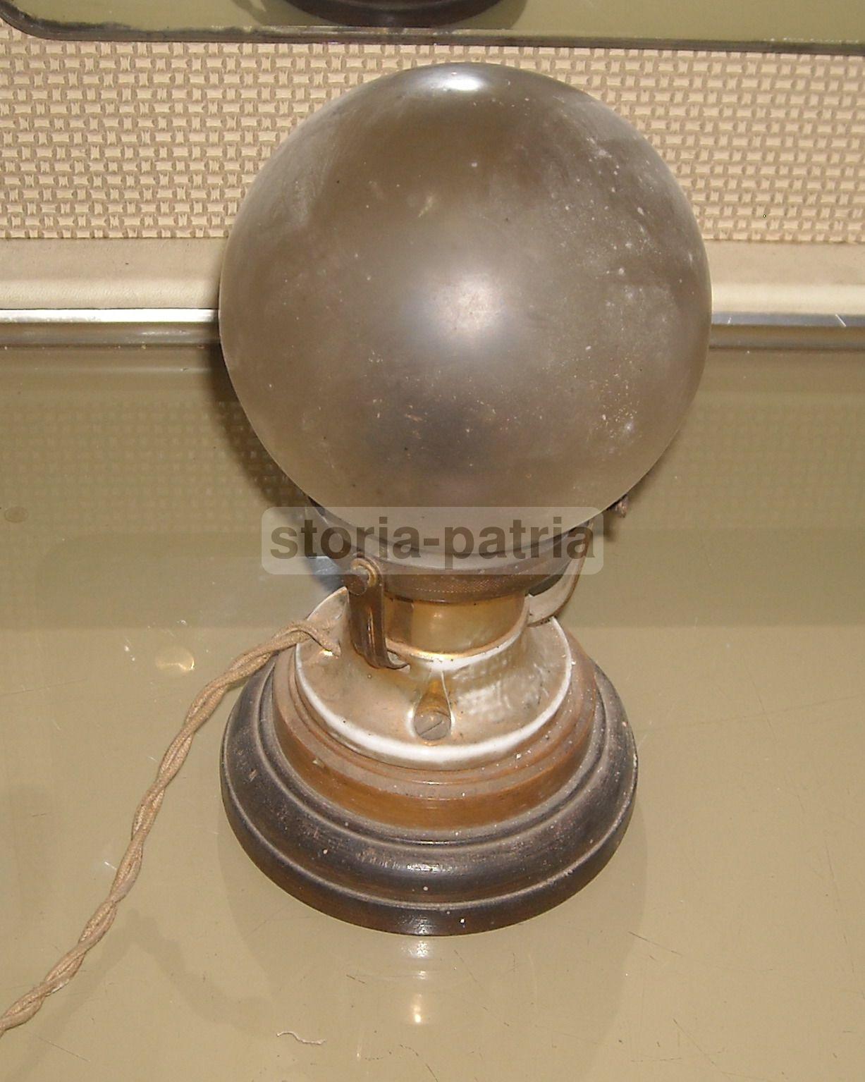 Graziosa Antica Lampada, Da Comodino O Scrittoio, Con Globo Vitreo, Base Lignea immagine 2