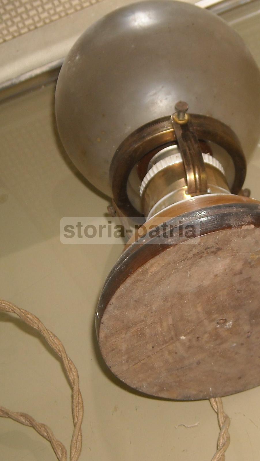 Graziosa Antica Lampada, Da Comodino O Scrittoio, Con Globo Vitreo, Base Lignea immagine 4
